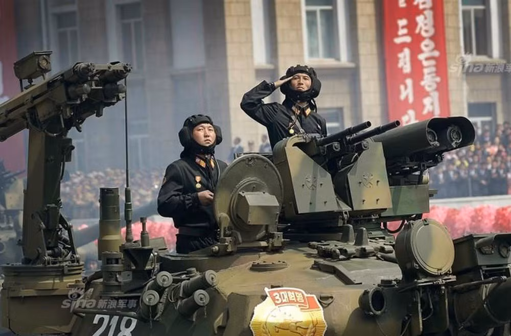 Đánh giá tổng quan ta có thể thấy rằng khung bệ sử dụng cơ cấu quay tự động cùng một giá đỡ có thể triển khai đồng thời 2 ống phóng tên lửa phòng không tầm thấp Strela-2, dẫn bắn và tìm kiếm mục tiêu bằng một khối quang điện, có thể điều khiển từ bên trong xe không gây nguy hiểm cho kíp lái như sử dụng súng máy phòng không thủ công thông thường. Ảnh: Cận cảnh bệ phóng tên lửa phòng không tầm thấp trên tháp pháo xe tăng Triều Tiên.