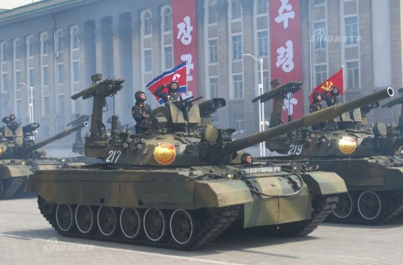 Ở khu vực Đông Á có quân đội của một quốc gia đã phát triển cách thức phòng không hiệu quả hơn nhiều dành cho xe tăng chiến đấu chủ lực đó chính là Triều Tiên. Chúng ta có thể thấy rằng trên các xe tăng chiến đấu chủ lực Bão Phong Hổ IV hiện đại nhất do nước này phát triển đã trang bị một cụm giá phóng tên lửa phòng không tầm thấp ở phía sau tháp pháo. Ảnh: Xe tăng Bão Phong Hổ IV của quân đội Triều Tiên.