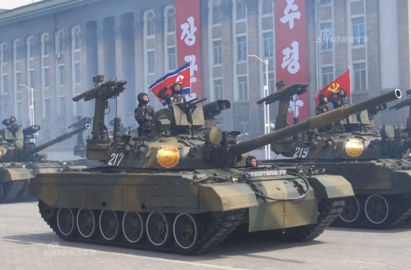 Ở khu vực Đông Á có quân đội của một quốc gia đã phát triển cách thức phòng không hiệu quả hơn nhiều dành cho xe tăng chiến đấu chủ lực đó chính là Triều Tiên. Chúng ta có thể thấy rằng trên các xe tăng chiến đấu chủ lực Bão Phong Hổ IV hiện đại nhất do nước này phát triển đã trang bị một cụm giá phóng tên lửa phòng không tầm thấp ở phía sau tháp pháo. Ảnh: Xe tăng Bão Phong Hổ IV của quân đội Triều Tiên.