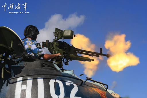 Dù xe tăng chiến đấu chủ lực thường được trang bị súng máy phòng không hạng nặng 12.7mm trên nóc tháp pháo để chống lại các mục tiêu từ trên không, tuy nhiên có tầm tác xạ khá hạn chế và xác suất tiêu diệt mục tiêu bay rất thấp, phù hợp hơn với nhiệm vụ chế áp hỏa lực bộ binh đối phương hơn. Hầu hết các loại xe tăng chiến đấu chủ lực thế hệ 1, 2 hay thế hệ 3 đời đầu và thậm chí cả thế hệ 4 đều sử dụng súng máy phòng không vận hành thủ công, xạ thủ phải trực tiếp leo ra ngoài xe để tác xạ gây ra nguy hiểm rất lớn. Ảnh: Tác xạ súng máy phòng không 12.7mm trên xe tăng Type-59 Trung Quốc.