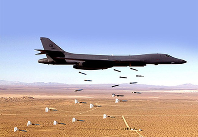 Không quân Mỹ từ lâu đã lên kế hoạch trang bị ít nhất 100 máy bay ném bom tàng hình B-21, sẽ phục vụ cùng với 74 máy bay ném bom B-52 nâng cấp. Nhưng thời điểm hiện tại, lực lượng máy bay ném bom chiến lược của Mỹ đang bị thu hẹp; vừa qua Không quân Mỹ có kế hoạch cho loại biên 17 máy bay ném bom B-1B vào năm 2021. Ảnh: Máy bay ném bom B-1B của Không quân Mỹ - Nguồn: Không quân Mỹ.