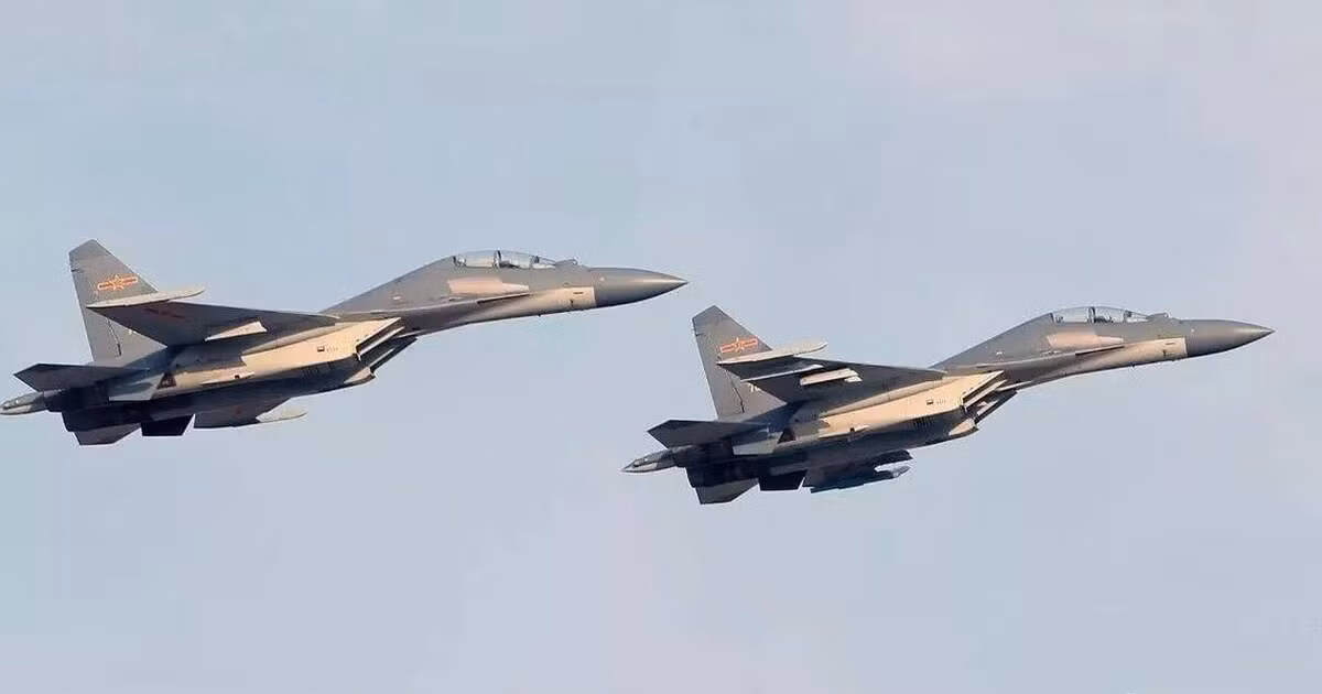 Chiến đấu cơ J-16 ra mắt vào năm 2013, xuất hiện công khai lần đầu trong cuộc duyệt binh kỷ niệm 90 năm thành lập Quân đội Trung Quốc hồi giữa năm 2017. J-16 được cho là "bản sao" của phiên bản Su-30MK2 mà Trung Quốc nhập của Nga, và được coi là Su-35 của Trung Quốc.