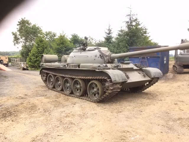 Chứng kiên sức mạnh của lực lượng xe tăng, sau khi thế chiến hai kết thúc, Liên Xô khẩn trương phát triển loại xe tăng chiến đấu chủ lực mới để thay thế huyền thoại T-34, đó là xe tăng T-54. T-54 có hình dáng, tháp pháo, hệ thống động lực và vũ khí hoàn toàn mới so với T-34. Ảnh: Xe tăng T-54 - Nguồn: Wikipedia.