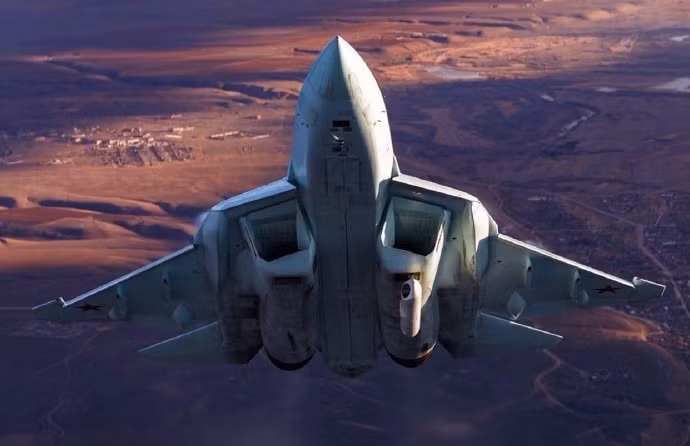 Khi được trang bị động cơ "Sản phẩm 30", khả năng siêu cơ động và siêu hành trình của Su-57 sẽ mạnh mẽ hơn, tốc độ siêu hành trình của nó dự kiến đạt khoảng 1.450 km/h, mà không cần bật chế độ đốt sau, tương đương với hiệu suất bay của F-22. Sự thành công của động cơ "Sản phẩm 30" sẽ giúp Su-57 có thể cạnh tranh với F-22 về hiệu suất bay. Ảnh: Máy bay chiến đấu Su-57. Nguồn: Wikipedia.