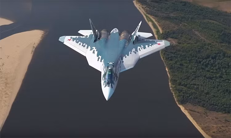 Su-57 là loại máy bay chiến đấu tàng hình, nhưng trên thực tế, nhiều chỉ số của nó không đạt tiêu chuẩn của máy bay chiến đấu tàng hình, nhất là khả năng tán xạ radar (RCS); nhưng chỉ xét về khả năng siêu cơ động và siêu tuần tra, Su-57 luôn đạt hiệu suất tốt; vượt trội so với F-35 và J-20. Ảnh: Máy bay chiến đấu Su-57. Nguồn: Wikipedia.