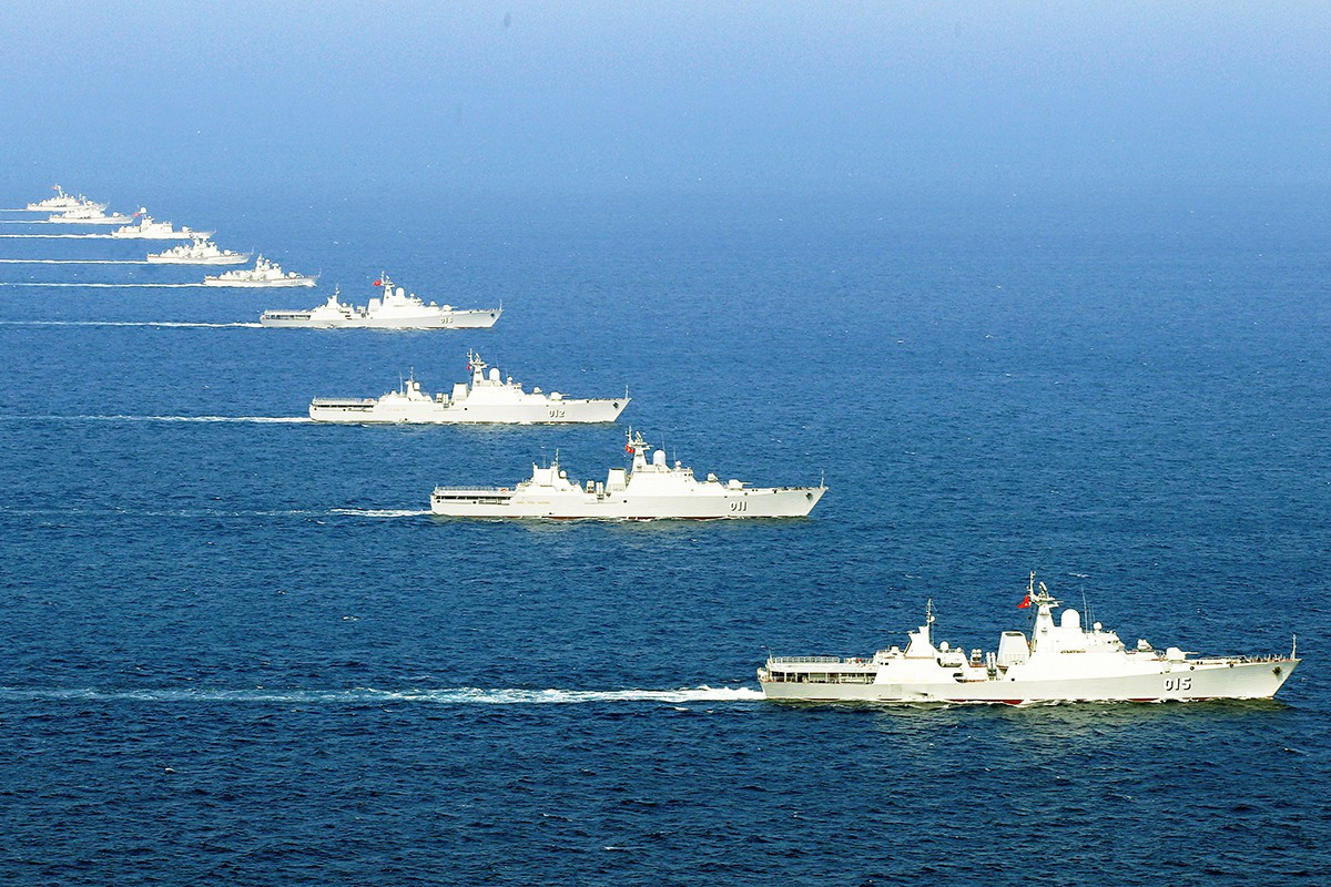 Nước ta là một quốc gia có đường bờ biển dài, trải khắp từ Bắc đến Nam, hàng năm có nguồn thu dồi dào từ biển. Do đó, biển cả đã gắn liền với lợi ích cốt lõi của đất nước và được cấp trên cực kỳ quan tâm đầu tư cả con người và vật chất trong công cuộc gìn giữ và bảo vệ chủ quyền biển đảo. Một trong số những lực lượng tuyến đầu, có vai trò vô cùng quan trọng cho nhiệm vụ này chính là lực lượng hải quân. Ảnh: Đội hình tàu tên lửa của Hải quân Việt Nam tham gia diễn tập.