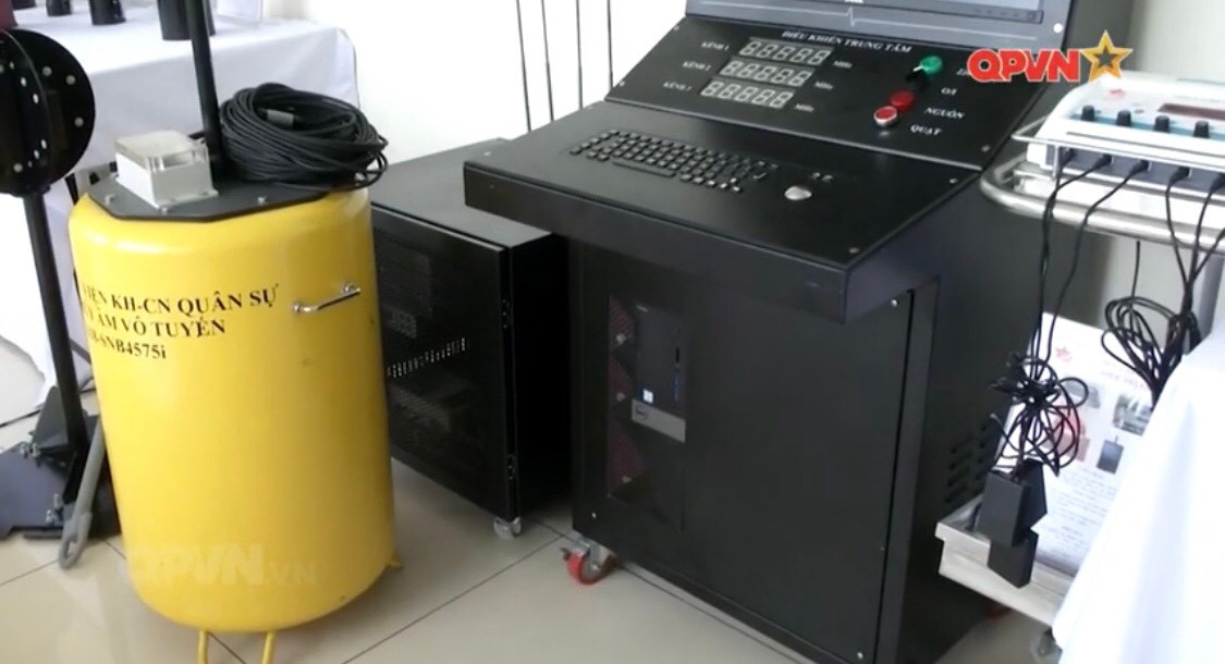 Viện Điện tử trực thuộc Viện Khoa học và Công nghệ - Bộ Quốc phòng cũng đã chế tạo thành công các hệ thống phao thủy âm vô tuyến kiểu mới có tính năng vô cùng hiện đại, tương đương thậm chí là vượt trội so với sản phẩm của nước ngoài. Hệ thống có thể nhận dạng, lưu trữ và phát hiện mục tiêu bên dưới mặt nước như thiết bị lặn không người lái, tàu ngầm, địa hình địa vật,… từ đó truyền về cho trung tâm chỉ huy xử lý. Ảnh: Cận cảnh phao thủy âm vô tuyến do Viện Điện tử chế tạo - Nguồn: QPVN.