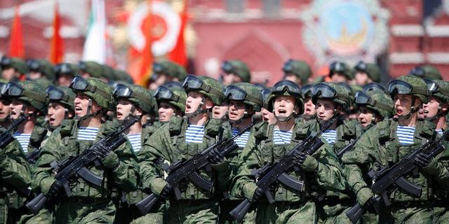 Sau khi Liên Xô tan rã, Nga được thừa hưởng 70% sức mạnh quân sự vàcó nền tảng vững chắc về công nghiệp nặng cũng như lĩnh vực khoa học kỹ thuật quân sự. Dù sức mạnh quân sự của Nga có suy giảm trong những năm gần đây, tuy nhiên tiềm lực quốc phòng của Nga vẫn chỉ xếp sau Mỹ và vượt xa các quốc gia châu Âu. Ảnh: Quân đội Nga duyệt binh trên Hồng trường - Nguồn: Topwar.