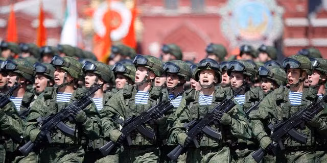 Sau khi Liên Xô tan rã, Nga được thừa hưởng 70% sức mạnh quân sự vàcó nền tảng vững chắc về công nghiệp nặng cũng như lĩnh vực khoa học kỹ thuật quân sự. Dù sức mạnh quân sự của Nga có suy giảm trong những năm gần đây, tuy nhiên tiềm lực quốc phòng của Nga vẫn chỉ xếp sau Mỹ và vượt xa các quốc gia châu Âu. Ảnh: Quân đội Nga duyệt binh trên Hồng trường - Nguồn: Topwar.