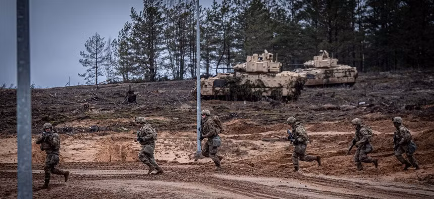 NATO đáp trả các mối đe dọa quân sự của Nga, thông qua việc triển khai hải quân và không quân; đồng thời tăng cường quan hệ với Gruzia và Ukraine. Lần này, Tổng thư ký NATO Stoltenberg một lần nữa gửi tín hiệu rõ ràng tới Nga, về tình hình khu vực Biển Đen; Nga nhiều lần công khai những cáo buộc mà NATO đã đe dọa Nga trước đó. Ảnh: Một cuộc tập trận của các nước NATO gần biên giới Nga - Nguồn: Sina.