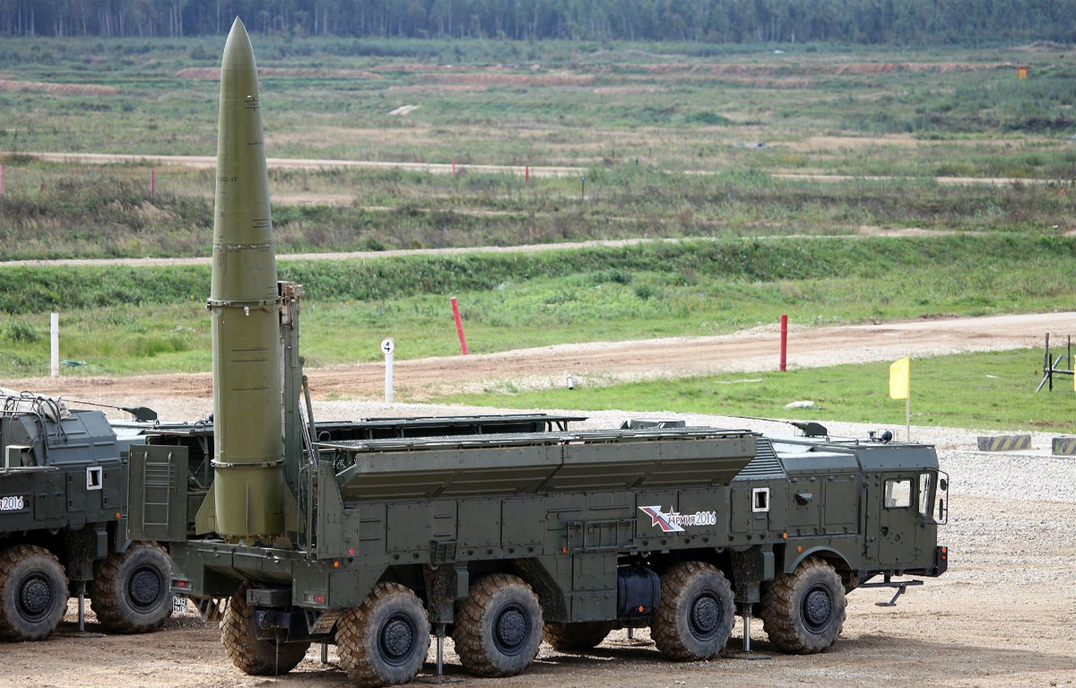 Những loại vũ khí của mà Quân đội Nga đang trang bị, vẫn là những loại hiện đại, có hiệu suất răn đe cao, nhất là bộ ba tiến công hạt nhân. Về lục quân, Nga đứng đầu về xe tăng chiến đấu chủ lực; nếu một cuộc chiến tranh tổng lực xảy ra với NATO, chỉ với các loại vũ khí thông thường, chưa hẳn các quốc gia NATO đã chiếm ưu thế. Ảnh: Tên lửa đạn đạo chiến thuật Iskander của Nga - Nguồn: Topwar.