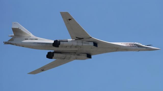 Washington dường như đã quên rằng, mặc dù có một khoảng cách nhất định giữa vũ khí thông thường của Nga và Mỹ; nhưng số lượng đầu đạn hạt nhân của Nga thực sự là số một. Nếu Mỹ cố tình o ép Nga một cách khiên cưỡng, Nga hoàn toàn có khả năng sẽ sử dụng vũ khí hạt nhân để đáp trả. Ảnh. Máy bay ném bom chiến lược siêu thanh Tu-160 của Nga - Nguồn: Topwar.