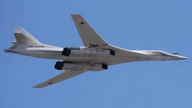 Washington dường như đã quên rằng, mặc dù có một khoảng cách nhất định giữa vũ khí thông thường của Nga và Mỹ; nhưng số lượng đầu đạn hạt nhân của Nga thực sự là số một. Nếu Mỹ cố tình o ép Nga một cách khiên cưỡng, Nga hoàn toàn có khả năng sẽ sử dụng vũ khí hạt nhân để đáp trả. Ảnh. Máy bay ném bom chiến lược siêu thanh Tu-160 của Nga - Nguồn: Topwar.