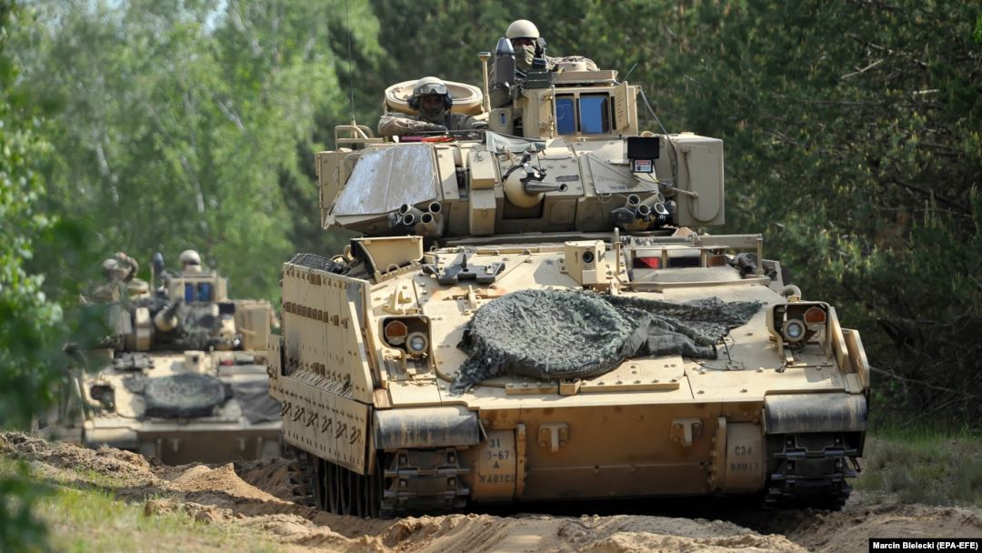 Mỹ luôn có những hành động kiềm chế Nga trên tất cả các mặt và họ hy vọng Nga từ từ suy yếu. Khi đó, sẽ không thể có đối thủ nào cản bước Mỹ là siêu cường quân sự duy nhất của thế giới. Ảnh: Một cuộc tập trận của các nước NATO gần biên giới Nga - Nguồn: Sina.