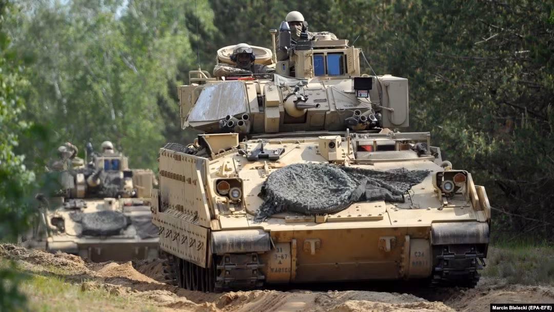 Mỹ luôn có những hành động kiềm chế Nga trên tất cả các mặt và họ hy vọng Nga từ từ suy yếu. Khi đó, sẽ không thể có đối thủ nào cản bước Mỹ là siêu cường quân sự duy nhất của thế giới. Ảnh: Một cuộc tập trận của các nước NATO gần biên giới Nga - Nguồn: Sina.