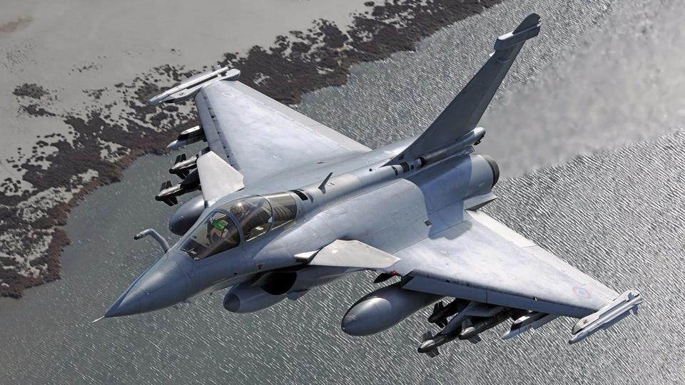 Nêu hợp đồng mua 48 chiếc Rafale của Không quân Indonesia thành công, Indonesia sẽ trở thành quốc gia trang bị máy bay chiến đấu Rafale lớn nhất thế giới sau Pháp, số lượng vượt qua Ấn Độ và Ai Cập, đưa Indonesia không chỉ có lực lượng không quân mạnh bậc nhất khu vực Đông Nam Á, mà là cả khu vực châu Á - Thái Bình Dương. Ảnh: Máy bay chiến đấu Rafale - Nguồn: Wikipedia.