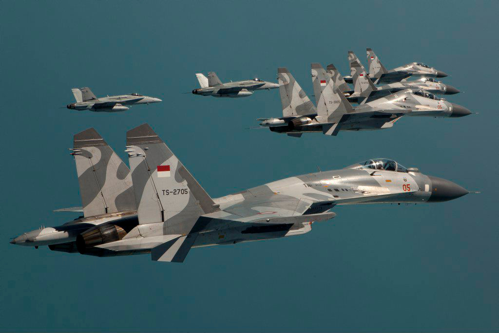Mỹ tỏ ra khá kiên quyết trong việc ngăn cản Indonesia mua máy bay chiến đấu Su-35 cũng như ngăn cản hợp tác quân sự giữa Indonesia với Nga; đồng thời lái Indonesia chuyển sang mua các loại vũ khí, trang bị do Mỹ sản xuất. Ảnh: Máy bay chiến đấu Su-30 của Indonesia - Nguồn: Topwar