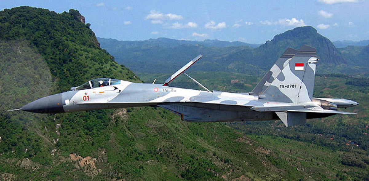 Khi mối quan hệ giữa Mỹ và Indonesia rạn nứt, Mỹ đã áp đặt lệnh cấm vận vũ khí đối với Indonesia; để duy trì sức mạnh quân sự, Indonesia đã tìm đến nguồn cung vũ khí mới như Nga hoặc Trung Quốc; năm 2003, Indonesia đã mua của Nga 5 máy bay chiến đấu Su-27SK và 2 chiếc Su-30MK; năm 2011 tiếp tục mua thêm 9 chiếc Su-30MK2. Ảnh: Máy bay chiến đấu Su-30MK của Indonesia - Nguồn: Topwar