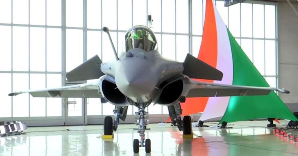Nhưng trong mọi trường hợp, việc Không quân Indonesia mua máy bay chiến đấu Rafale sẽ tốn một khoản chi phí khá lớn. Ví dụ, việc Ai Cập mua 24 máy bay chiến đấu Rafale trị giá 5 tỷ euro, tương đương khoảng 6,06 tỷ USD; 36 máy bay chiến đấu Rafale của Ấn Độ trị giá 8,64 tỷ USD; còn Indonesia với 48 chiếc Rafale, sẽ lên tới 12 tỷ USD. Ảnh: Máy bay chiến đấu Rafale của Ấn Độ - Nguồn: AFP