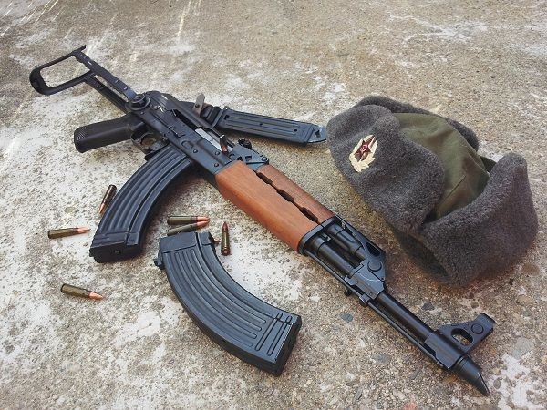 Zastava M70AB2 có nhiều cải tiến so với súng trường tấn công AKM, và thậm chí được đánh giá tốt hơn so với khẩu AK-74. Trên phiên bản AB2 và B2, nòng súng dày hơn 1,5 mm, buồng đạn được thiết kế theo kiểu trung liên RPK, đầu nòng được chế tạo để lắp súng phóng lựu. Nguồn ảnh: Sina.