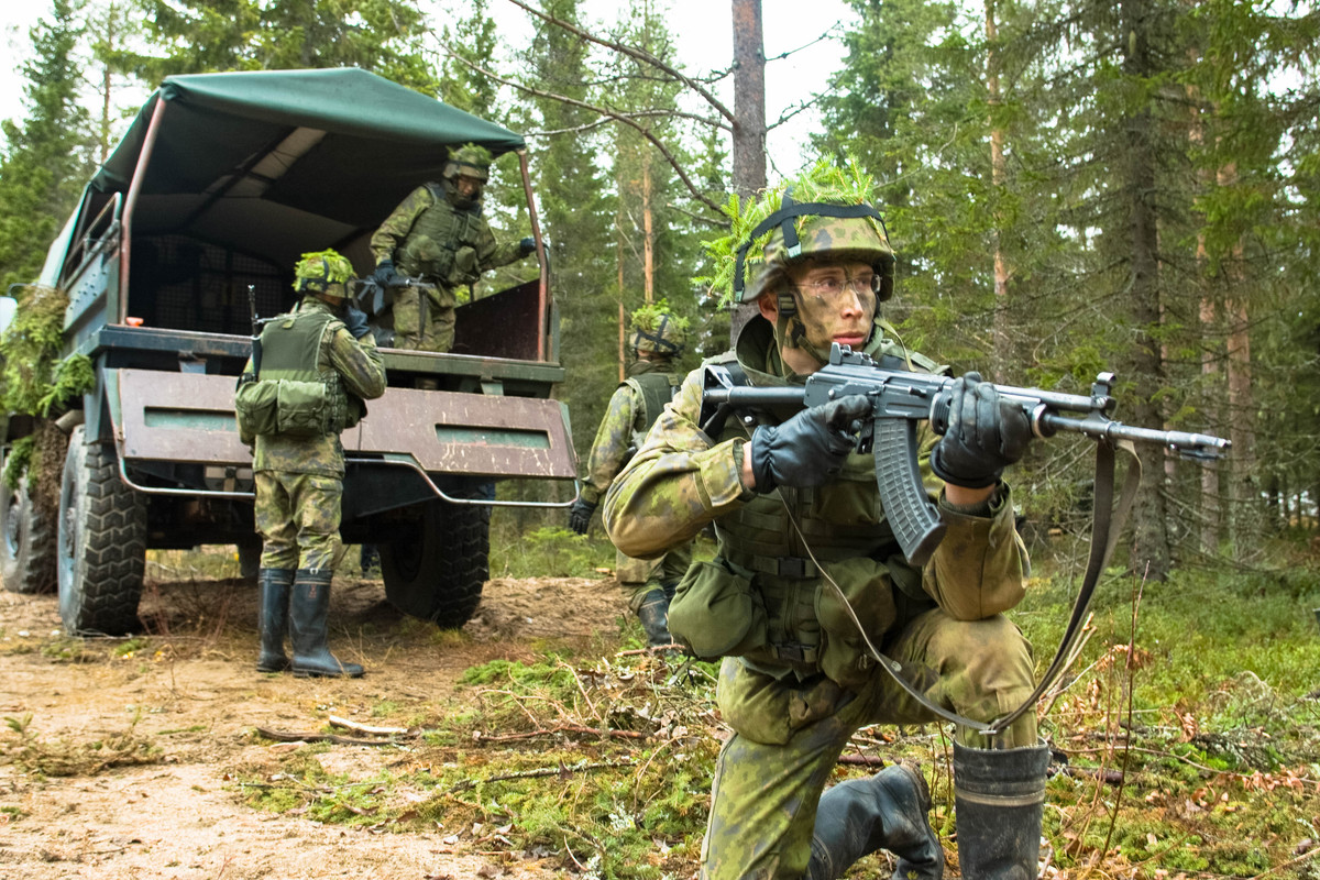 RK-62 là phiên bản cải tiến mạnh mẽ của khẩu AK, chất lượng kim loại của súng được cải thiện rất nhiều so với khẩu AK tiêu chuẩn. Nắp khóa nòng có Picatinny để lắp các phụ kiện như kính ngắm, đèn pin chiến thuật; đầu trích khí có phần nhô ra để giảm độ giật. Nguồn ảnh: Sina.