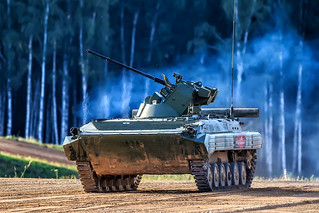 BMP-1AM thay thế tháp pháo với một pháo nòng trơn cỡ 73mm cũ bằng tháp pháo tự động cỡ nòng 30mm kiểu mới, cho phép nó có sức mạnh hỏa lực ngang ngửa với xe chiến đấu bộ binh BMP-2 và xe thiết giáp bánh lốp BTR-82A. Phương án nâng cấp này phải nói là cực kỳ tiết kiệm nhưng cũng nâng cao một cách đáng kể khả năng chiến đấu của xe. Ảnh: Xe BMP-1AM trên thao trường.