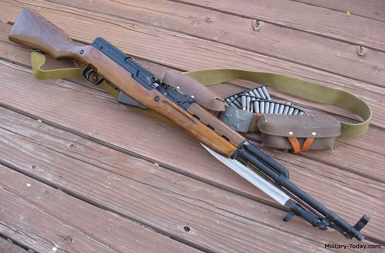 Với trọng lượng nhẹ hơn, hộp tiếp đạn tăng gấp đôi và sử dụng nguyên lý bán tự động, CKC xứng đáng có vị trí tốt trong lực lượng vũ trang. Thật không may cho khẩu CKC, khẩu AK-47 quá tốt để nó không thể vượt qua. Ảnh: Súng trường CKC - Nguồn: Military-today.