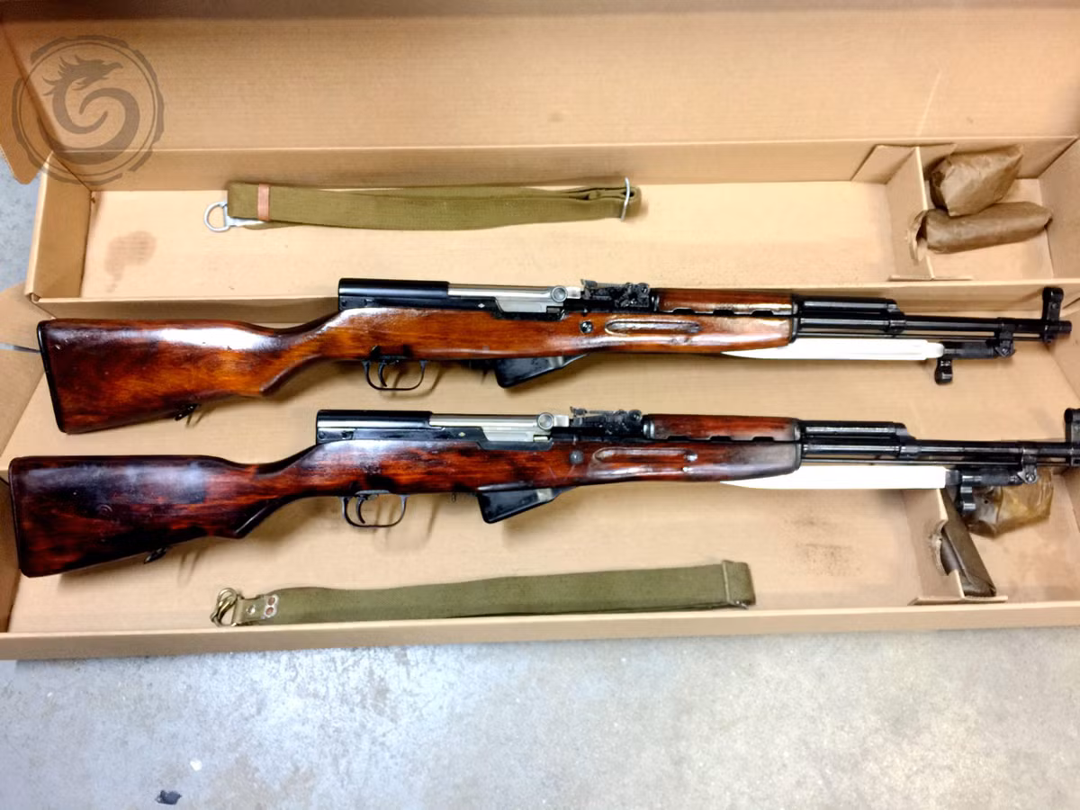 Trước yêu cầu của cuộc chiến, yêu cầu phát triển một mẫu súng trường có tầm bắn vừa phải, sử dụng đạn 7,62x39 mm kiểu 1943; vì vậy Simonov đã cải tiến khẩu AVS-36; súng được sản xuất hàng loạt bắt đầu vào năm 1945, khi thế chiến bắt đầu kết thúc. Ảnh: Súng trường CKC - Nguồn: Wikipedia.