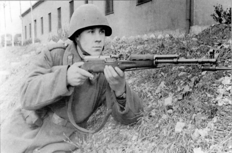 Lịch sử phát triển và tồn tại của khẩu CKC được đánh giá là một cải tiến lớn so với các phiên bản tiền nhiệm của nó, đặc biệt là khẩu súng trường Mosin-Nagant lâu đời, tạo lên sự thay đổi trong lịch sử trang bị, tuy rằng hơi muộn. Ảnh: Chiến sĩ Hồng quân trang bị súng CKC trong Thế chiến hai - Nguồn: Wikipedia.