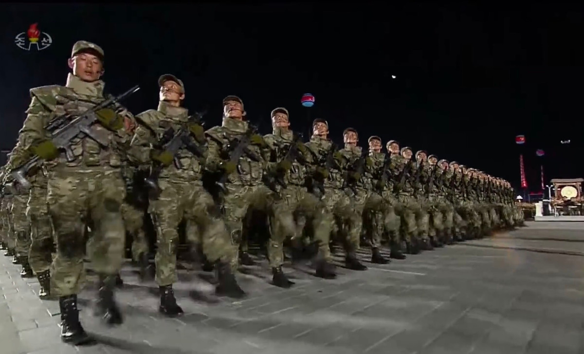 Dựa trên Type-88 carbin, người Triều Tiên cũng chế tạo luôn phiên bản Type-88 kiểu súng tiểu liên (SMG) sử dụng cỡ đạn súng ngắn, dành riêng cho lực lượng đặc nhiệm tác chiến không gian hẹp hoặc lực lượng chấp pháp. Ảnh: Mẫu súng tiểu liên kiểu mới của Triều Tiên dựa trên Type-88.