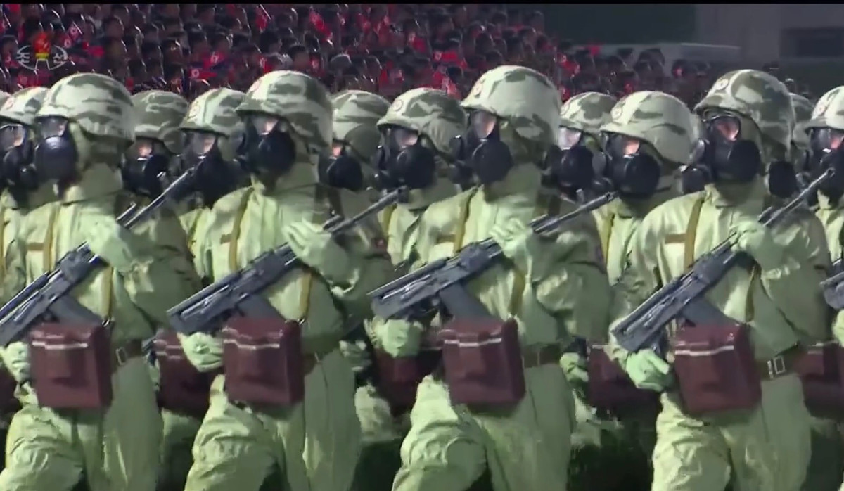 Có thể nói rằng, lịch sử phát triển của súng trường tự động cá nhân trong quân đội Triều Tiên là vô cùng thú vị, đánh dấu sự trưởng thành vượt bậc qua từng năm tháng của lực lượng vũ trang nước này, và đâu đó vẫn nhận ra sự ảnh hưởng không hề nhỏ của Liên Xô, Nga và Trung Quốc trong từng thiết kế. Ảnh: Khối chiến sĩ phòng hóa Triều Tiên với súng trường Type-88-2 sử dụng hộp tiếp đạn 30 viên