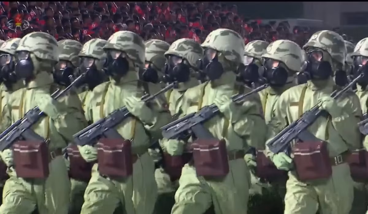 Có thể nói rằng, lịch sử phát triển của súng trường tự động cá nhân trong quân đội Triều Tiên là vô cùng thú vị, đánh dấu sự trưởng thành vượt bậc qua từng năm tháng của lực lượng vũ trang nước này, và đâu đó vẫn nhận ra sự ảnh hưởng không hề nhỏ của Liên Xô, Nga và Trung Quốc trong từng thiết kế. Ảnh: Khối chiến sĩ phòng hóa Triều Tiên với súng trường Type-88-2 sử dụng hộp tiếp đạn 30 viên