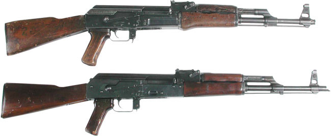 Type-58 và Type-68 chính là phiên bản AK-47 và AKM, sử dụng cỡ đạn 7.62x39mm và một hộp tiếp đạn cong 30 viên. Cỡ đạn này có ưu điểm lớn là có tính sát thương cao, uy lực và công phá tốt, vượt trội hơn hẳn về sức mạnh so với đạn 5.56x45mm của súng M-16 đang được trang bị cho đối thủ của họ là quân đội Hàn Quốc. Ảnh: Mẫu Type-58 (trên) và Type-68 (dưới) do Triều Tiên chế tạo.