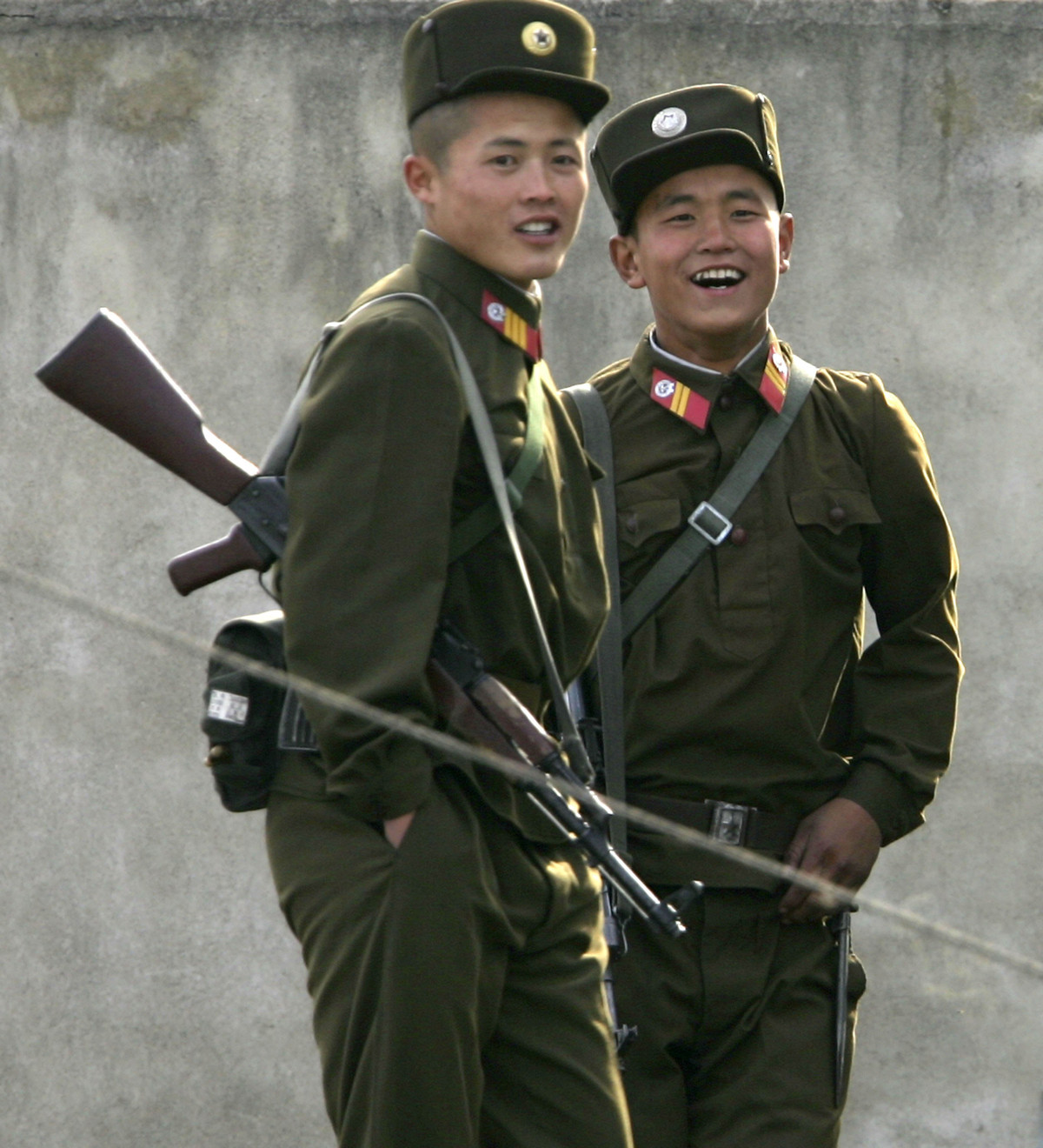 Cũng giống như khối các nước Xã hội Chủ nghĩa khác, khẩu AK-47 và các phiên bản của nó là một hình ảnh đã gắn liền với người quân nhân Triều Tiên trong thời chiến tranh Lạnh. Tuy nhiên, do sự thay đổi tư duy của các quân đội phát triển trên thế giới, đã từ bỏ cỡ đạn lớn để chuyển sang sử dụng cỡ đạn nhỏ nhưng chính xác hơn như Liên Xô chuyển từ đạn 7.62x39mm sang 5.45x39mm, Trung Quốc chuyển từ đạn 7.62x39mm sang 5.8x42mm… khiến cho Triều Tiên cũng không muốn tụt lại và họ nhanh chóng nghiên cứu mẫu súng trường tự động mới để thay thế Type-58/68. Ảnh: Binh sĩ Triều Tiên với một khẩu Type-68 (AKM).