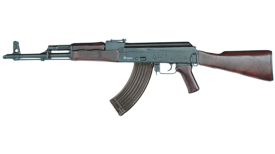 Dựa trên Type-58, Triều Tiên đã có những cải tiến để cho ra đời mẫu súng Type-68 có vẻ ngoài giống với AKM của Liên Xô với một báng súng thẳng, nòng mảnh hơn và đầu ruồi được thiết kế lại, đầu nòng có rãnh để lắp chóp bù nảy cùng với ốp lót tay chế tác tinh xảo hơn giúp xạ thủ cầm nắm tốt hơn khi bắn. Ảnh: Một khẩu Type-68 do Triều Tiên chế tạo.