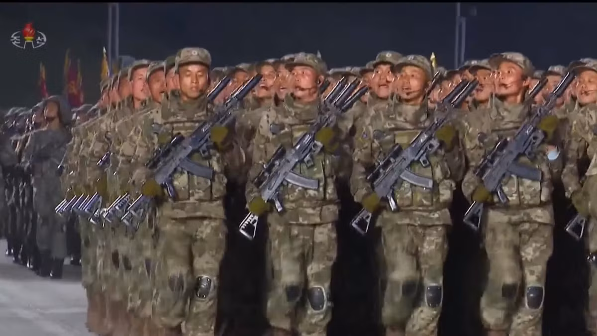 Mới đây, vào ngày 10/10, Triều Tiên đã trịnh trọng tổ chức lễ duyệt binh lớn nhất lịch sử kỷ niệm 70 năm ngày thành lập Đảng Lao động cầm quyền với sự xuất hiện của hàng loạt khí tài mới. Dù không được chú ý như các loại tên lửa đạn đạo, xe tăng hay pháo phản lực phóng loạt, nhưng súng bộ binh cũng đánh dấu sự nâng cấp vượt trội của bộ binh nước này. Những khẩu Type-88 đã được lắp báng súng rỗng ruột kiểu mới, trang bị thêm các ray Picatinny hiện đại giúp dễ dàng mở rộng phụ kiện, bắt kịp xu thế thế giới. Ảnh: Binh sĩ Triều Tiên với một khẩu Type-88 nâng cấp.