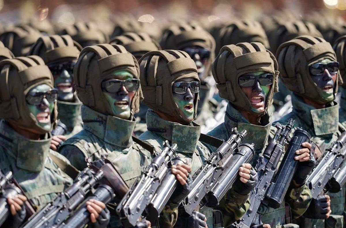 Triều Tiên cũng phát triển cả loại Type-88-2 phiên bản carbin, có thiết kế tương tự Type-88-2 nhưng nòng súng ngắn hơn, dùng để trang bị cho các lực lượng đặc biệt phản ứng nhanh tác chiến trong không gian hẹp, tác chiến đô thị,… Ảnh: Lính dù Triều Tiên với súng Type-88-2 carbin.