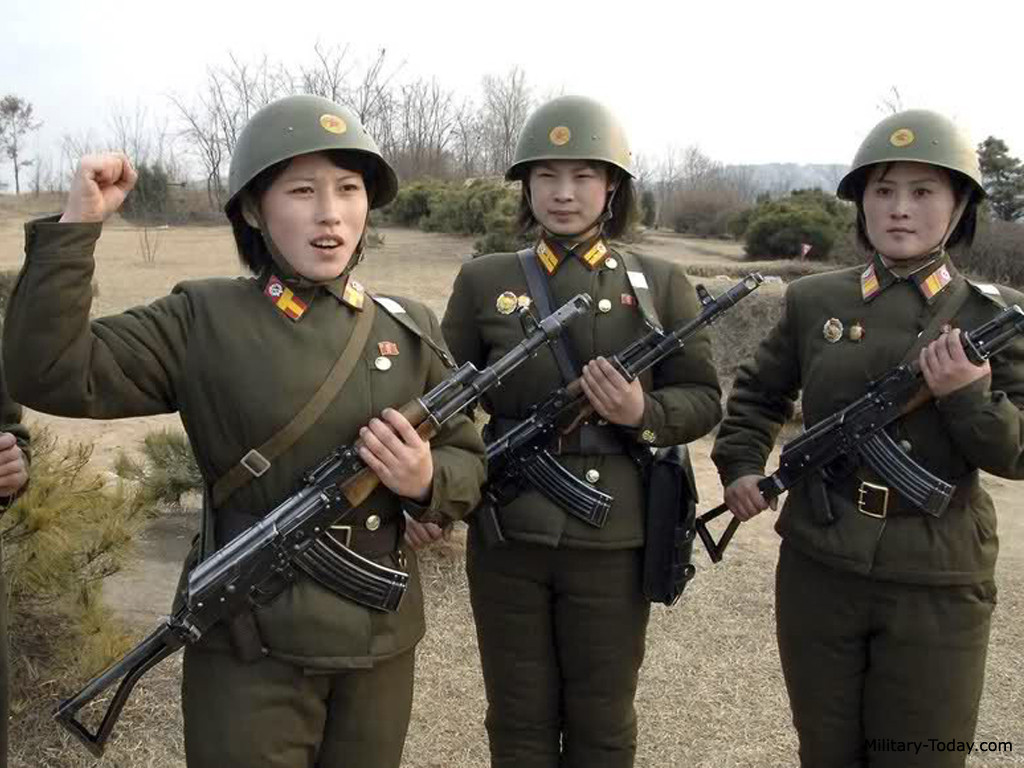 Có một điều vô cùng thú vị là Triều Tiên là nước duy nhất ngoài các nước thuộc Liên Xô cũ và khối Waszawa sở hữu dây chuyền sản xuất AK-74, đây là một sự ưu ái không hề nhỏ dành cho quân đội nước này. Về cơ bản, AK-74 là phiên bản cải tiến của AKM với việc sử dụng cỡ đạn mới, trích khí kiểu mới và sử dụng một chụp bù giật đầu nòng thay thế cho chụp giảm nảy. Ảnh: Nữ binh sĩ Triều Tiên với súng trường Type-88 báng gập