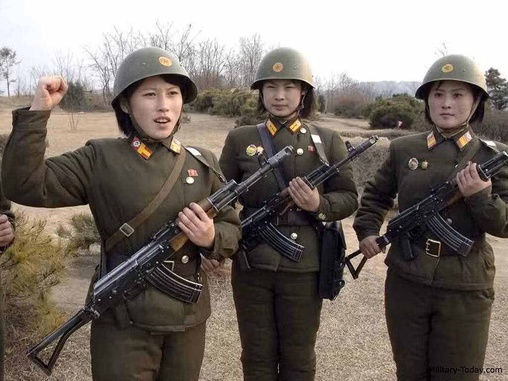 Có một điều vô cùng thú vị là Triều Tiên là nước duy nhất ngoài các nước thuộc Liên Xô cũ và khối Waszawa sở hữu dây chuyền sản xuất AK-74, đây là một sự ưu ái không hề nhỏ dành cho quân đội nước này. Về cơ bản, AK-74 là phiên bản cải tiến của AKM với việc sử dụng cỡ đạn mới, trích khí kiểu mới và sử dụng một chụp bù giật đầu nòng thay thế cho chụp giảm nảy. Ảnh: Nữ binh sĩ Triều Tiên với súng trường Type-88 báng gập