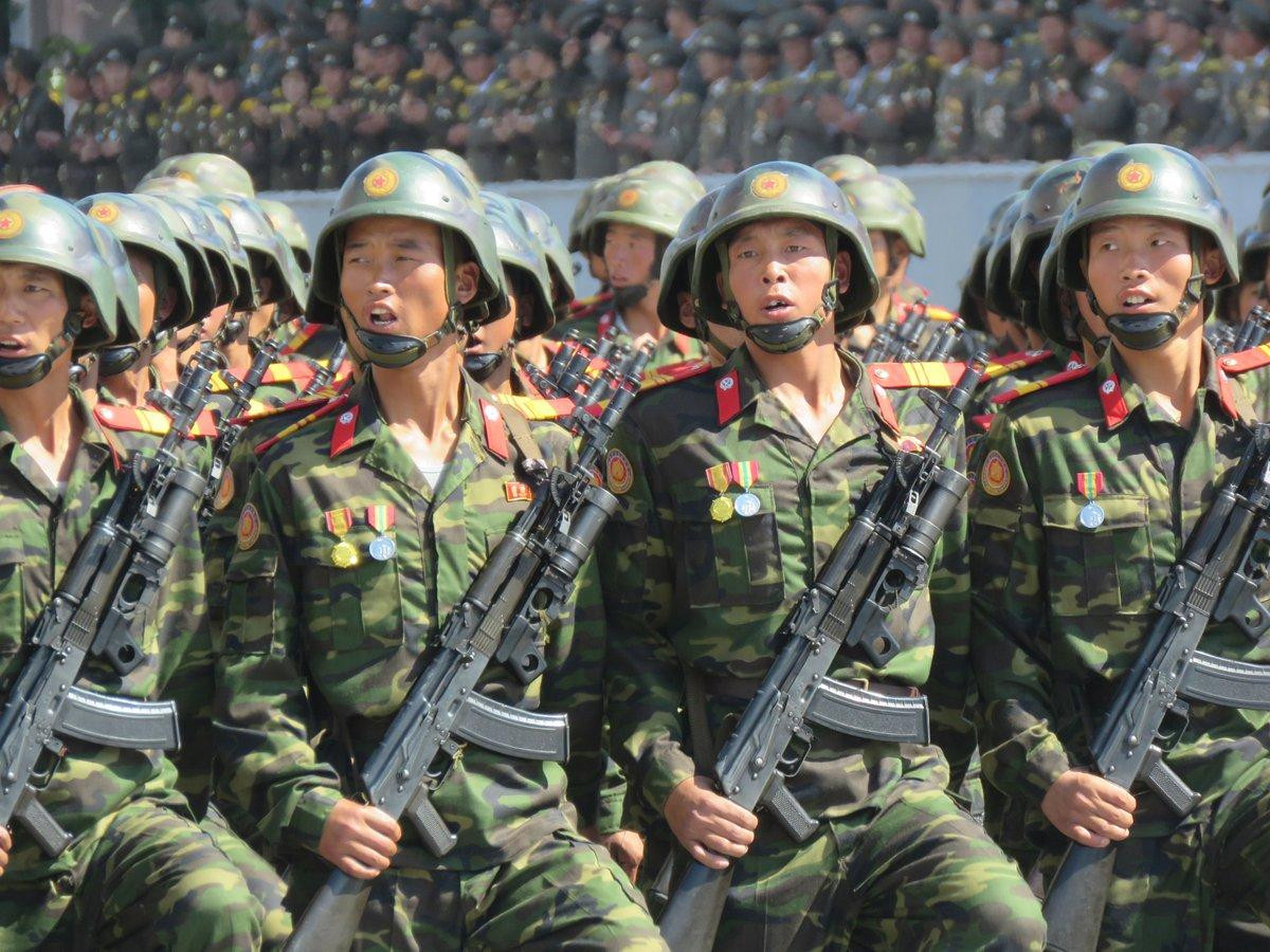 Qua thời gian dài sử dụng, Triều Tiên cũng đã có những nâng cấp nhất dịnh cho khẩu Type-88 như việc thay thế các chi tiết gỗ như tay cầm, báng súng, ốp lót tay bằng chi tiết làm bằng vật liệu tổng hợp, có độ bền cao hơn và giảm đáng kể trọng lượng súng. Ảnh: Khối chiến sĩ Triều Tiên với súng Type-88 gắn súng phóng lựu kẹp nòng.