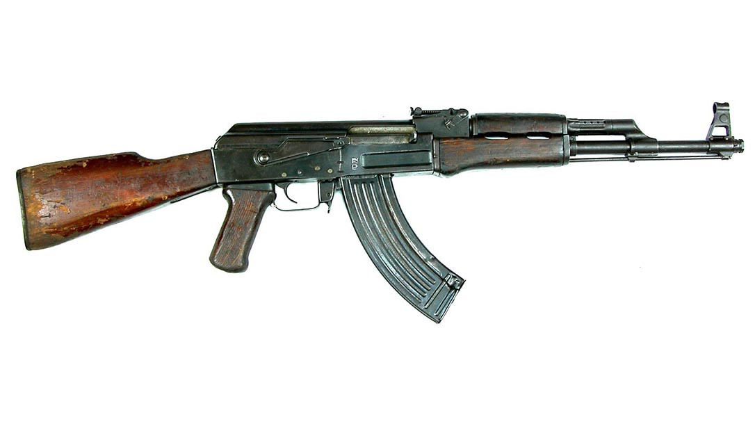 Từ những năm 1950, Triều Tiên đã được viện trợ một số lượng lớn súng AK-47 từ Liên Xô, đây cũng chính là mẫu súng trường tự động đầu tiên được biên chế cho quân đội nước này. Sau đó không lâu, người Xô Viết cũng chuyển giao luôn dây chuyền sản xuất AK-47 đến Triều Tiên và được họ đặt tên là súng trường Type-58. Type-58 có vẻ ngoài giống y hệt như AK-47 hay Type-56 chỉ khác ở chỗ trên thân súng có ghi chữ Triều Tiên. Ảnh: Một khẩu Type-58 do Triều Tiên chế tạo.