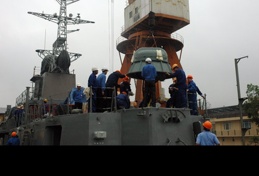 Theo bài viết “Phát triển Công nghiệp Quốc phòng theo hướng hiện đại, lưỡng dụng, trở thành mũi nhọn của công nghiệp quốc gia” đăng ngày 19/9 trên báo Quân đội Nhân dân Online có đoạn: "Với năng lực đã được đầu tư, hiện nay các đơn vị đóng tàu quân sự có khả năng đóng mới các tàu tên lửa thế hệ mới,tàu chống ngầm, tàu mặt nước của Hải quân, Biên phòng, Cảnh sát biển, Kiểm ngư…”. Qua đây có thể thấy, CNQP Việt Nam hiện nay đang nghiên cứu đóng tàu chống ngầm và đặc biệt là rất có thể lên tới 2000 tấn. Ảnh: Đóng mới tàu chiến do TCCNQP thực hiện.