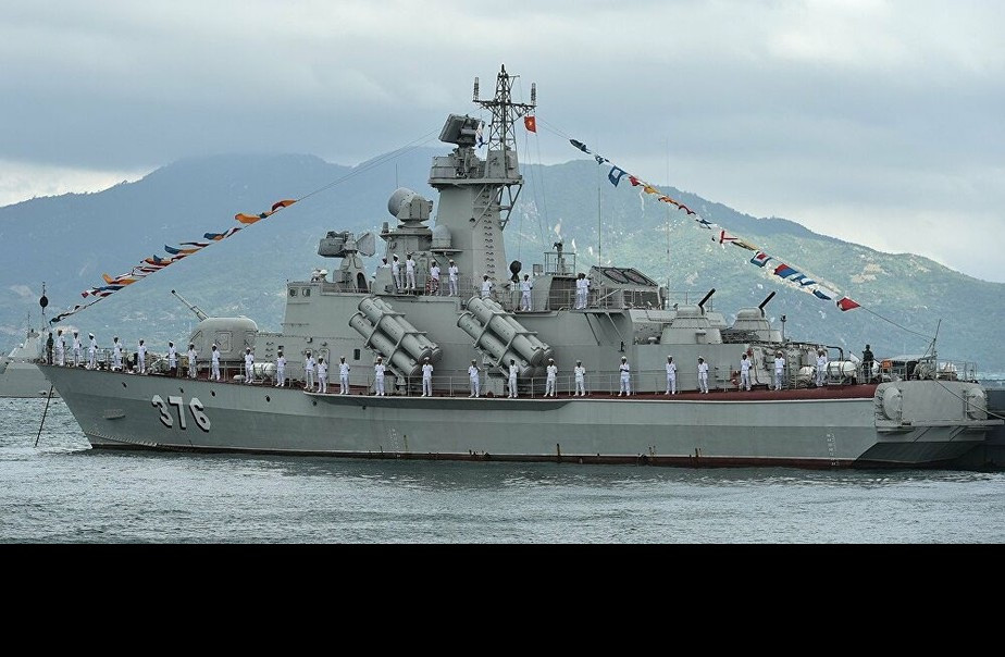 Với thành công trong việc đóng mới loạt tàu tên lửa tấn công nhanh lớp 12418 Molniya theo dây chuyền và giấy phép từ LB Nga, nền Công nghiệp Quốc phòng Việt Nam hoàn toàn tự tin để có thể đóng mới tàu chiến đấu mặt nước có hàm lượng công nghệ cao. Cùng với đó là sự nâng cấp, mở rộng cơ sở hạ tầng tại các nhà máy đóng tàu lớn trực thuộc Tổng cục Công nghiệp Quốc phòng như nhà máy Sông Thu, nhà máy Ba Son, nhà máy Z-189,… đã đủ sức đáp ứng đầy đủ mọi yếu tố cho ta thực hiện những dự án đóng tàu chiến cỡ lớn mới. Ảnh: Tàu tên lửa Molniya do Việt Nam tự đóng mới.