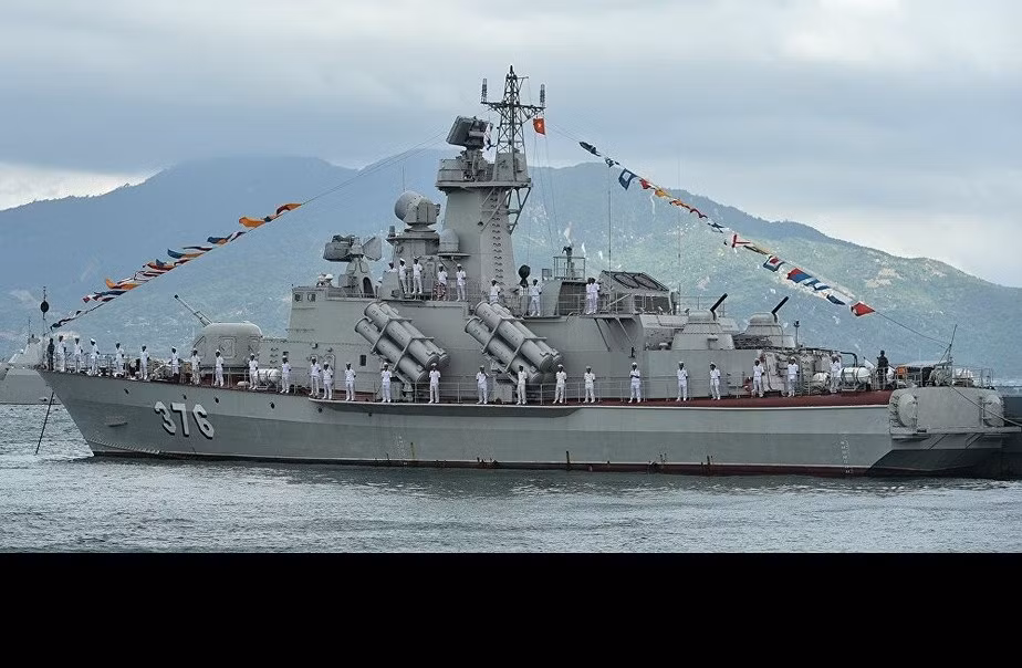 Với thành công trong việc đóng mới loạt tàu tên lửa tấn công nhanh lớp 12418 Molniya theo dây chuyền và giấy phép từ LB Nga, nền Công nghiệp Quốc phòng Việt Nam hoàn toàn tự tin để có thể đóng mới tàu chiến đấu mặt nước có hàm lượng công nghệ cao. Cùng với đó là sự nâng cấp, mở rộng cơ sở hạ tầng tại các nhà máy đóng tàu lớn trực thuộc Tổng cục Công nghiệp Quốc phòng như nhà máy Sông Thu, nhà máy Ba Son, nhà máy Z-189,… đã đủ sức đáp ứng đầy đủ mọi yếu tố cho ta thực hiện những dự án đóng tàu chiến cỡ lớn mới. Ảnh: Tàu tên lửa Molniya do Việt Nam tự đóng mới.