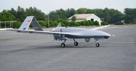 Theo tin từ tờ Global Times ngày 23/10, trước khi cuộc xung đột với Armenia nổ ra, Azerbaijan đã nhập khẩu nhiều UAV TB-2 từ Thổ Nhĩ Kỳ, và loại UAV này thường xuyên bị rơi gần đây. Quan sát những chiếc UAV TB-2 bị rơi, không thấy có dấu vết của lỗ đạn hoặc vụ nổ; thiệt hại duy nhất chỉ bị biến dạng, do UAV rơi trên mặt đất. Ảnh: UAV TB-2. Nguồn: Wikipedia.