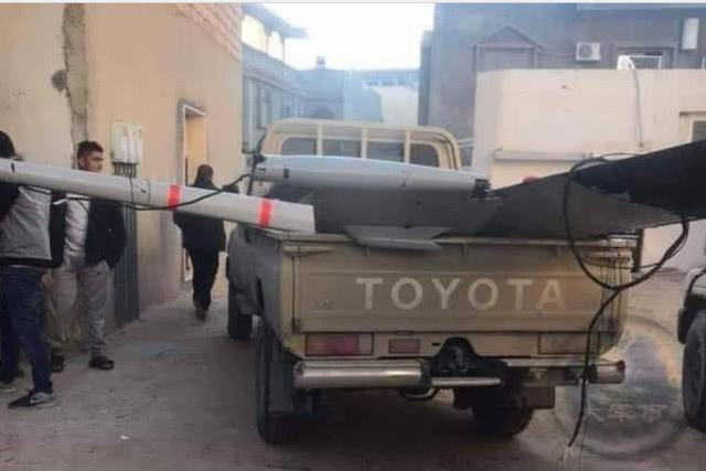 Cần lưu ý rằng theo ý kiến của nhiều nhà phân tích, trong tình hình hiện tại của cuộc xung đột tại Naga, Azerbaijan đã bao vây hoàn toàn thành phố Stepanakert, thủ phủ của khu vực Naga. Nhưng hiện tại, UAV của Azerbaijan không còn quan trọng đối với tình hình, nhưng nó rất nghiêm trọng đối với Thổ Nhĩ Kỳ. Ảnh: Một chiếc TB-2 bị bắn rơi tại Libya - Nguồn: Topwar