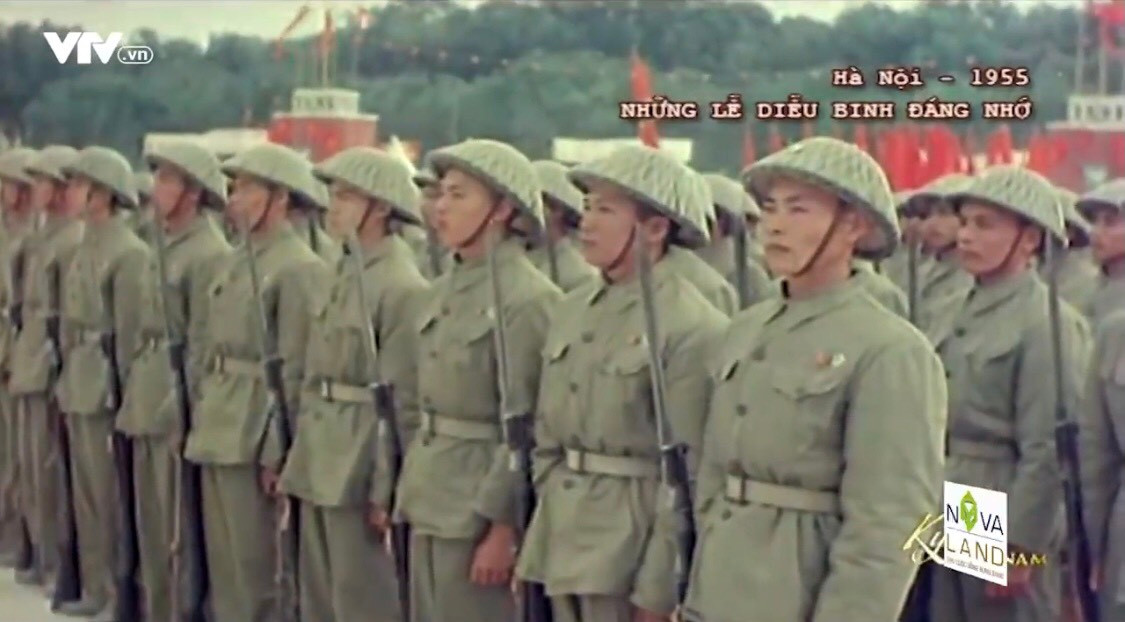 Chưa đầy 2 tháng sau ngày tiếp quản Thủ đô, vào ngày 1/1/1955, nước Việt Nam Dân chủ Cộng hòa đã chính thức tổ chức Lễ diễu binh quân sự đầu tiên trong lịch sử tại Quảng trường Ba Đình, nơi trong quá khứ là Hoàng thành Thăng Long cũ. Ảnh: Đội hình chiến sĩ trong buổi lễ diễu binh ngày 1/1/1955.