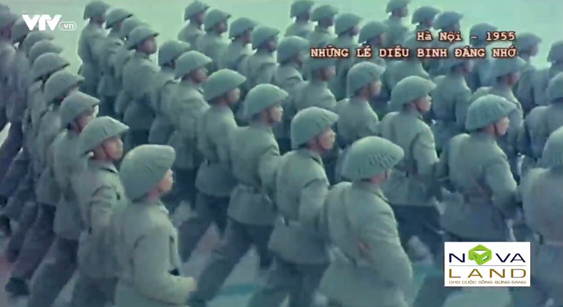 Trong khối chiến sĩ hiên ngang bước qua lễ đài này, có thể có những người con của Hà Nội mà 7 năm trước đã rời Thủ đô để cùng đoàn quân trường kỳ kháng chiến nơi chiến khu Việt Bắc thiếu thốn trăm bề. Họ đã chiến đấu và hi sinh anh dũng chỉ để cho ngày Thủ đô hoàn toàn giải phóng, ngày mà trên lãnh thổ nước ta không còn bóng dáng quân thù. Ảnh: Khối chiến sĩ diễu binh qua lễ đài.