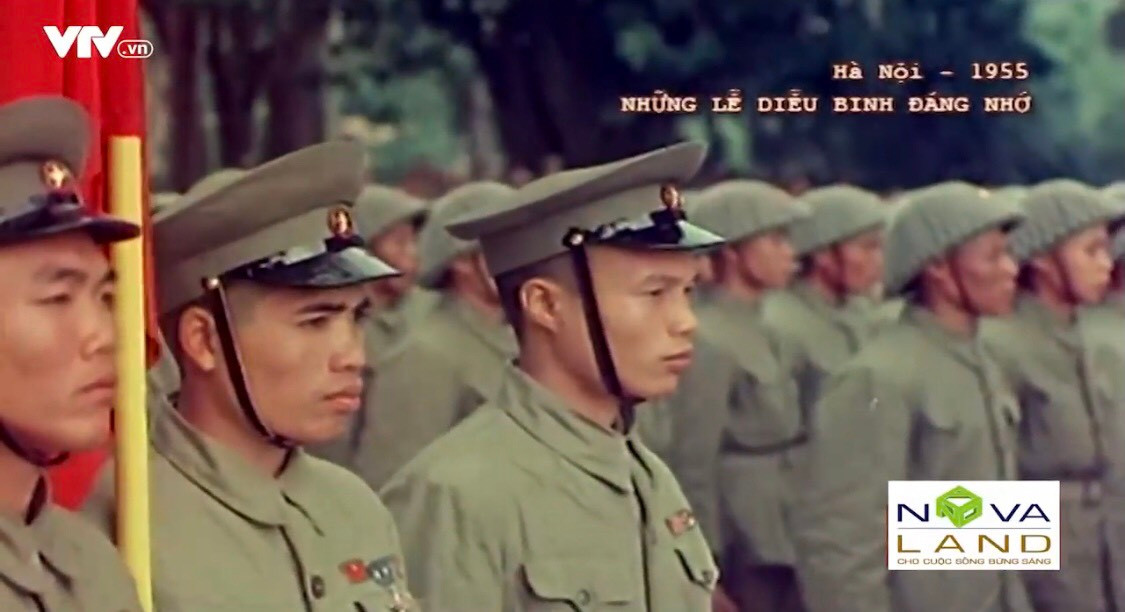 Hàng đoàn quân Vệ quốc với bộ quân phục xanh mới tinh và mũ nan đặc trưng hùng dũng bước qua lễ đài Quảng trường Ba Đình, nơi có sự chứng kiến của Bác Hồ cùng các nhân vật hàng đầu cấp cao lãnh đạo Đảng và Chính phủ. Họ, những chiến sĩ mà trước đó chỉ ít tháng thôi đang nằm dưới những chiến hào của Điện Biên Phủ ác liệt thì nay đã oai phong trong tâm thế của người chiến thắng trở về. Ảnh: Khối danh dự cầm cờ Quyết thắng chuẩn bị cho Lễ diễu binh.