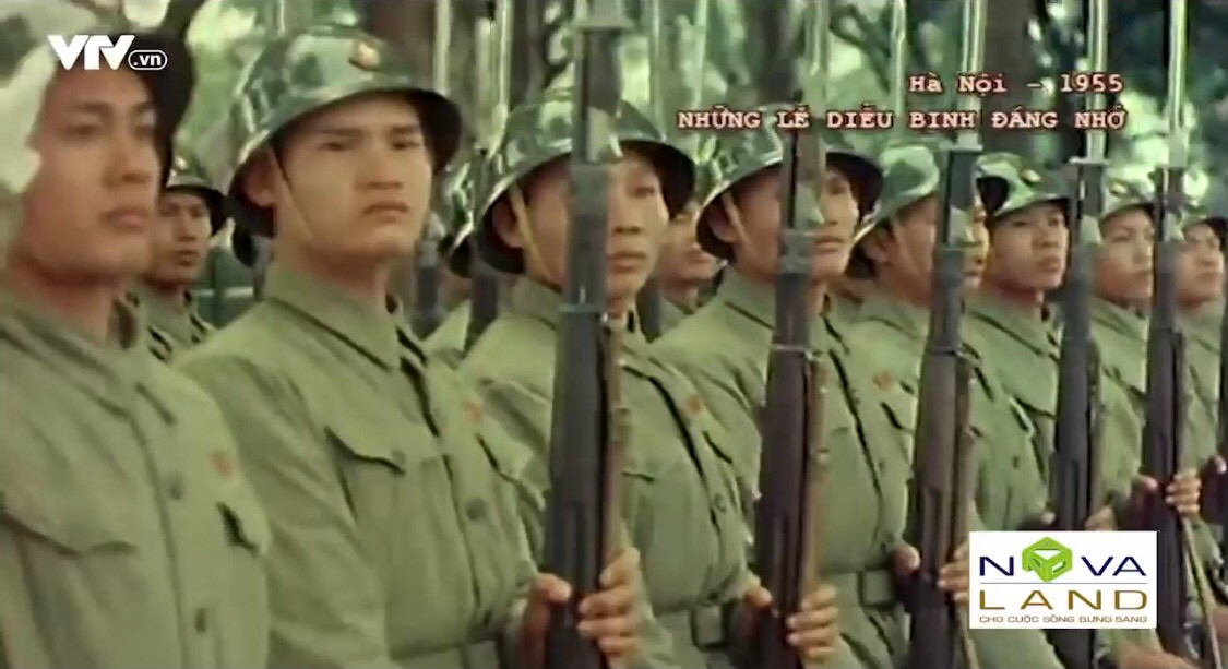 Tại thời điểm đó, quân Pháp đã rút quân khỏi tất cả các điểm trên toàn miền Bắc chỉ tập trung ở Hải Phòng để chuẩn bị lên tàu vận tải vào phía nam vĩ tuyến 17 theo điều khoản đã được ký kết trong Hiệp định Geneva. Ảnh: Đội hình chiến sĩ bộ binh với súng trường Gewehr 98.